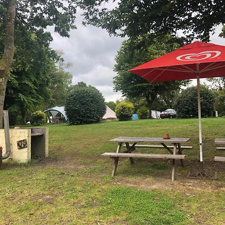 Commana Camping Au Lac Du Drennec Glamping Tent מראה חיצוני תמונה