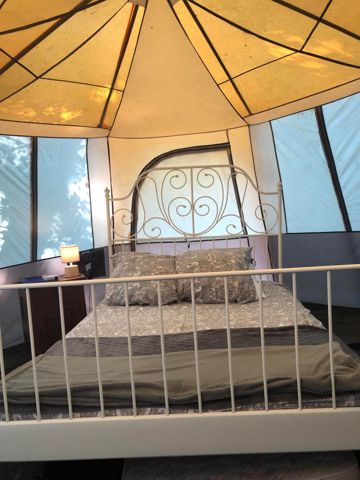 Commana Camping Au Lac Du Drennec Glamping Tent מראה חיצוני תמונה