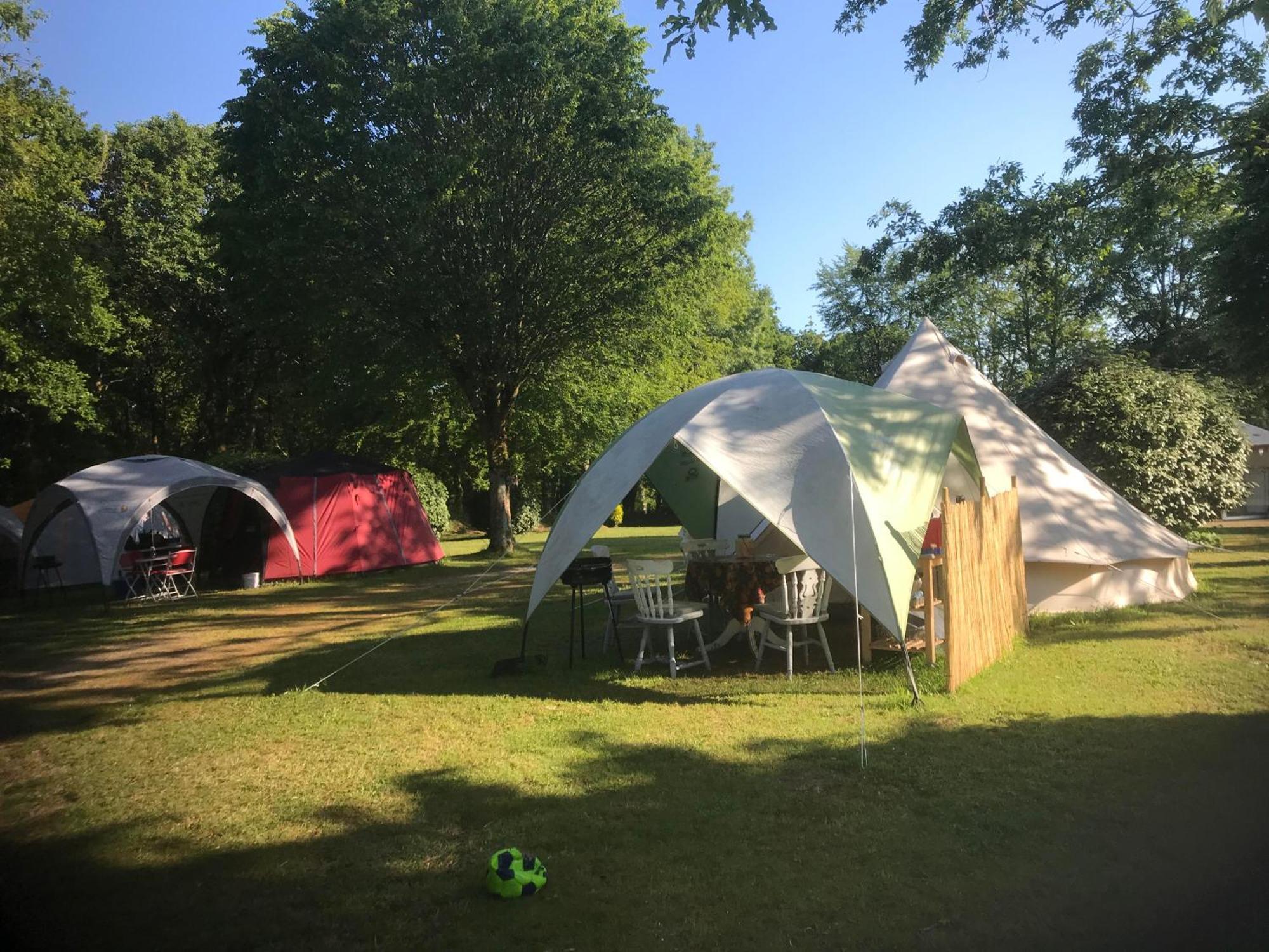 Commana Camping Au Lac Du Drennec Glamping Tent מראה חיצוני תמונה