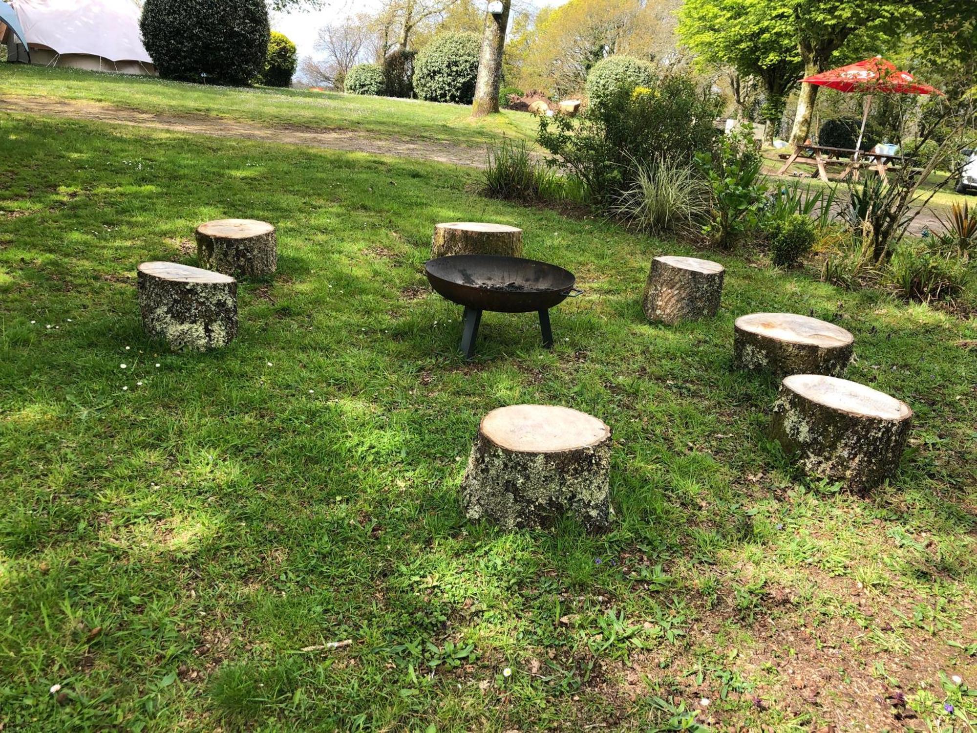 Commana Camping Au Lac Du Drennec Glamping Tent מראה חיצוני תמונה